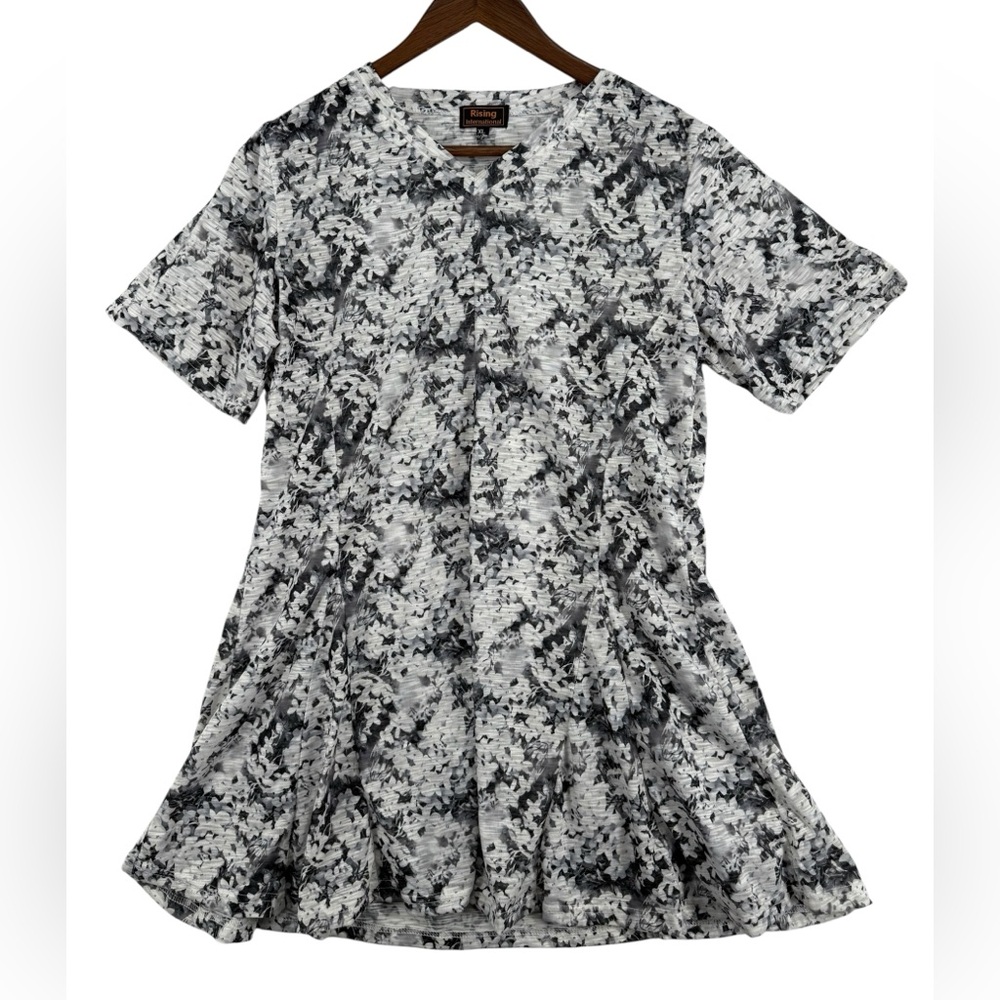 Rising International Black and White Design Tunic Short Sleeved Top Size XL
